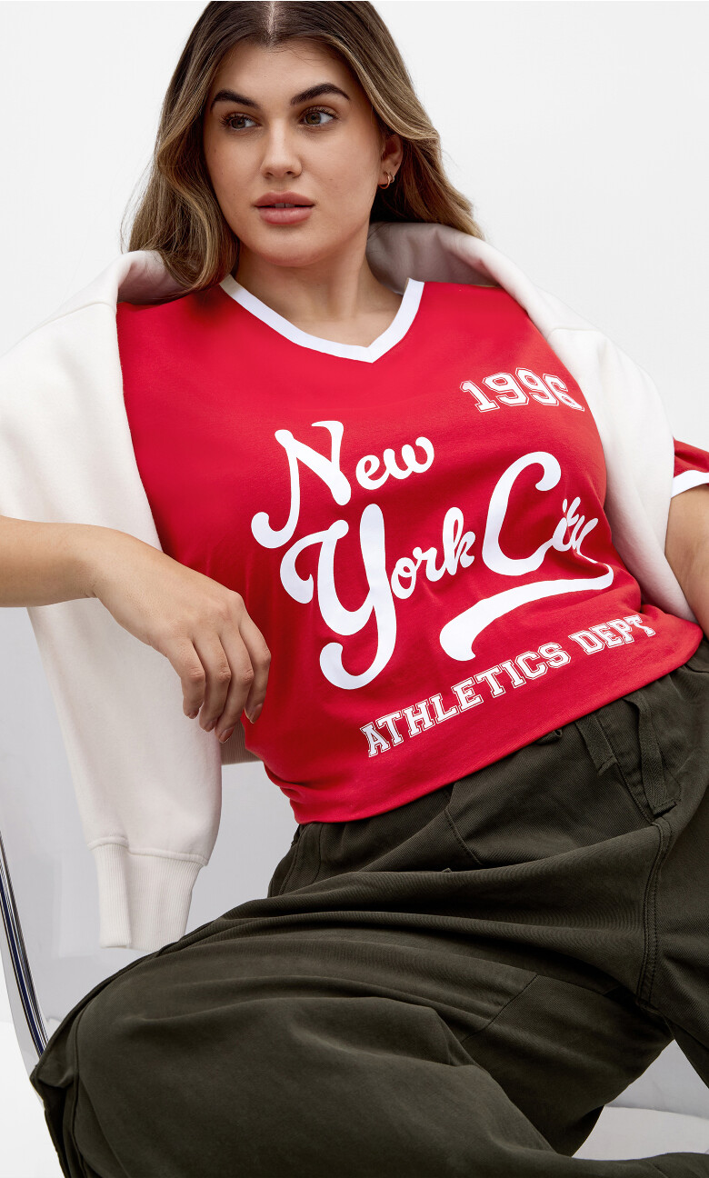 Plus Size TEE GAME ON - red