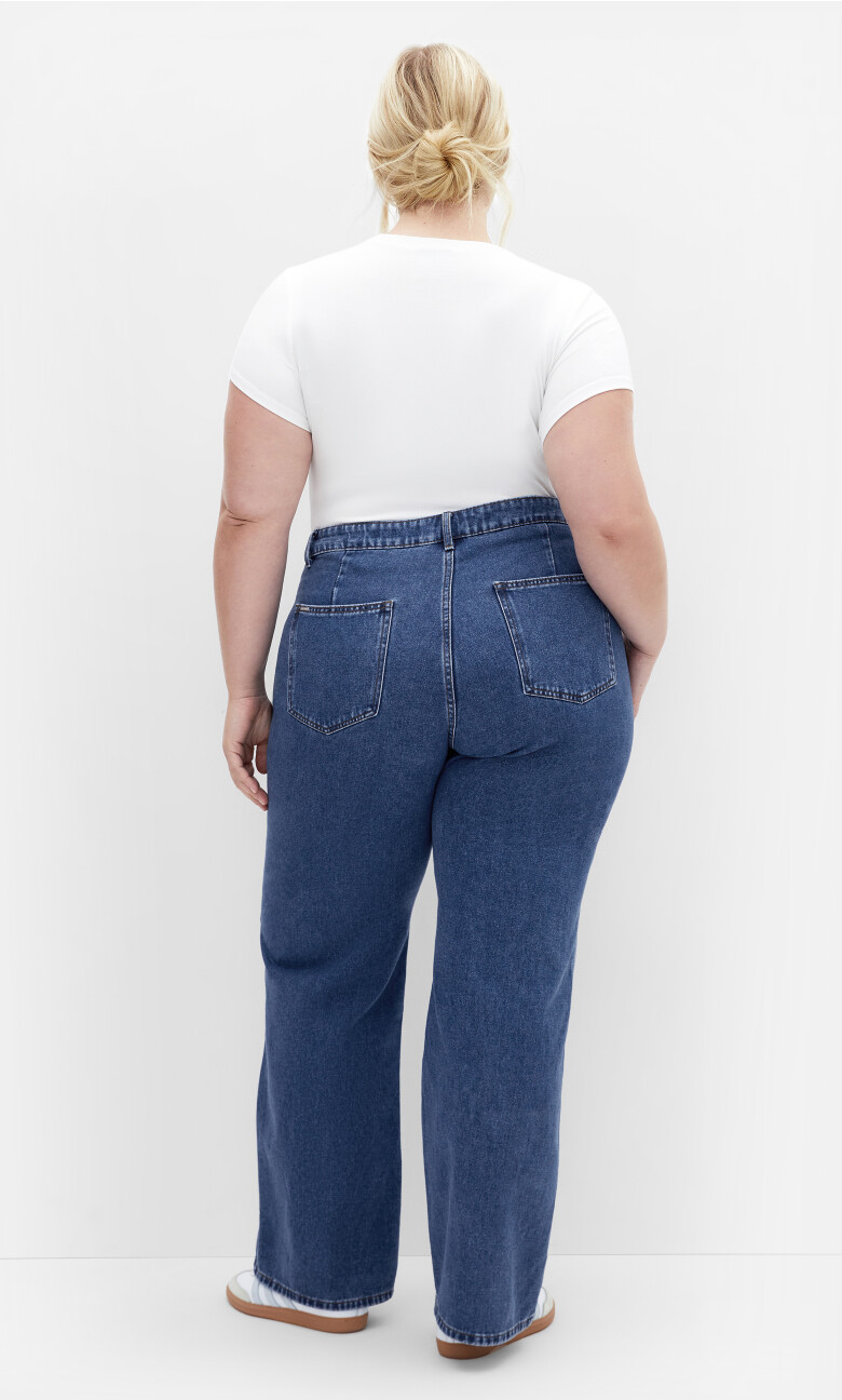 Harley Fit Raegan Straight Jean - mid wash