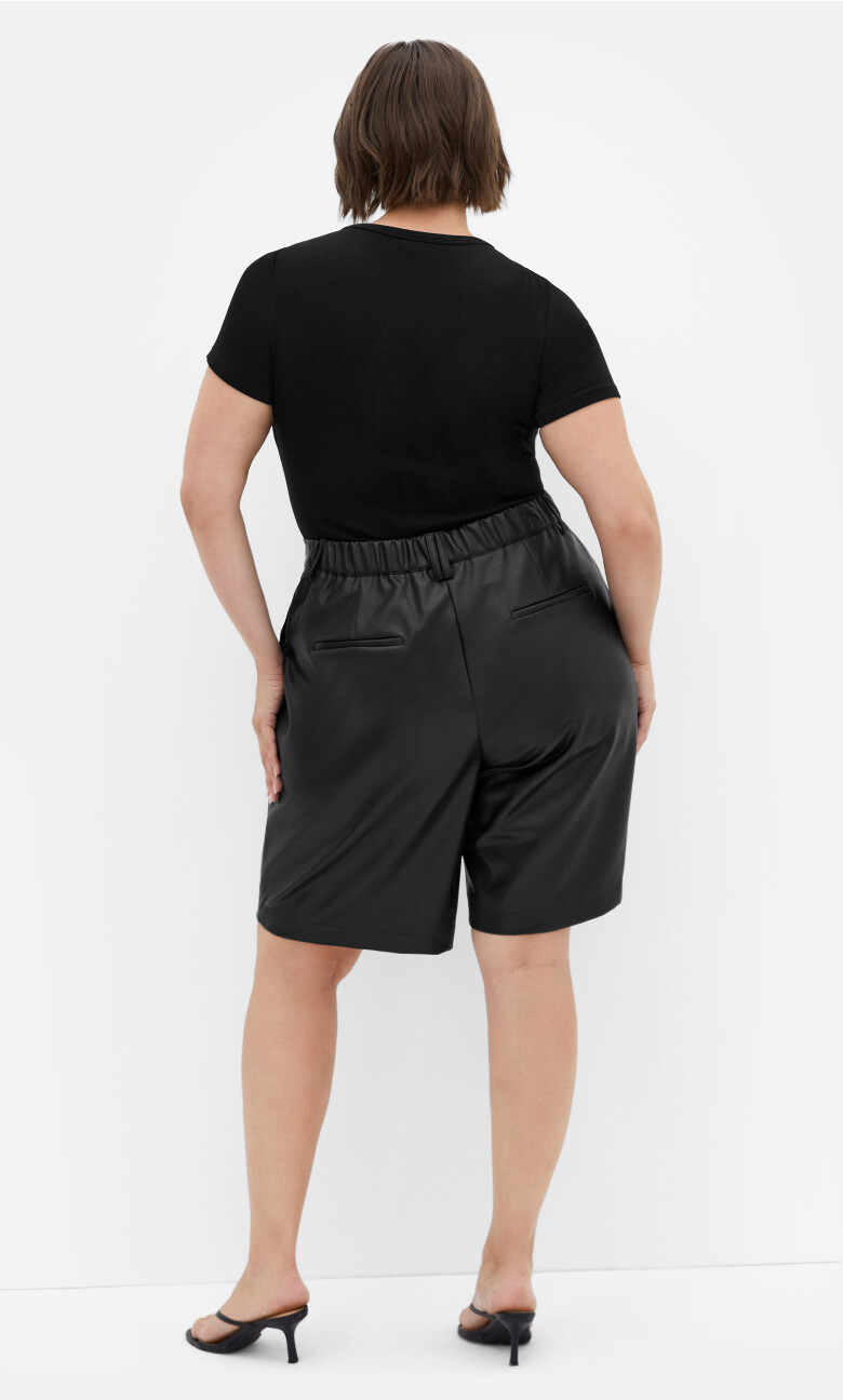 Jessa Faux Leather Short - black